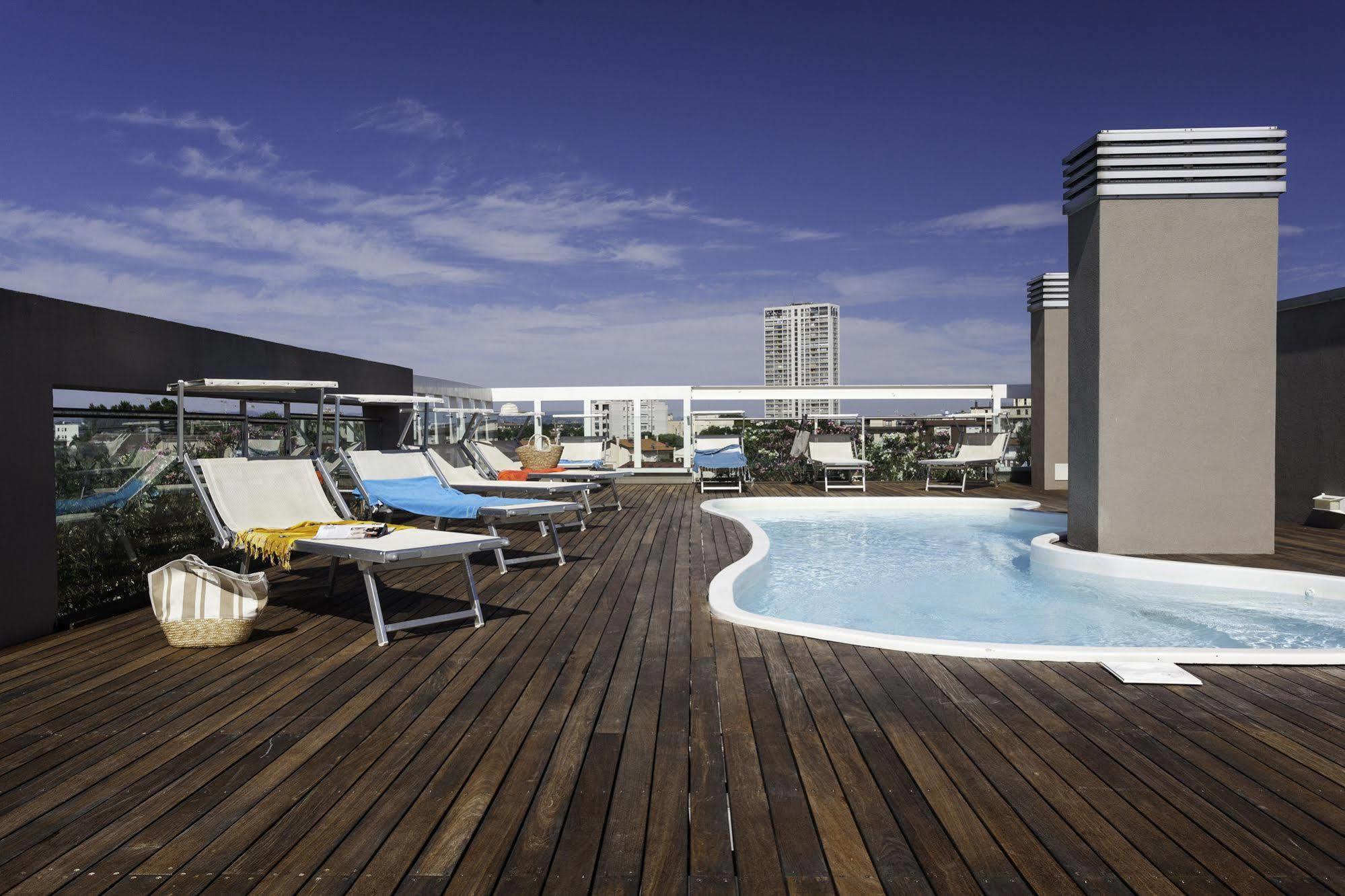רימיני Residence Delfina מראה חיצוני תמונה